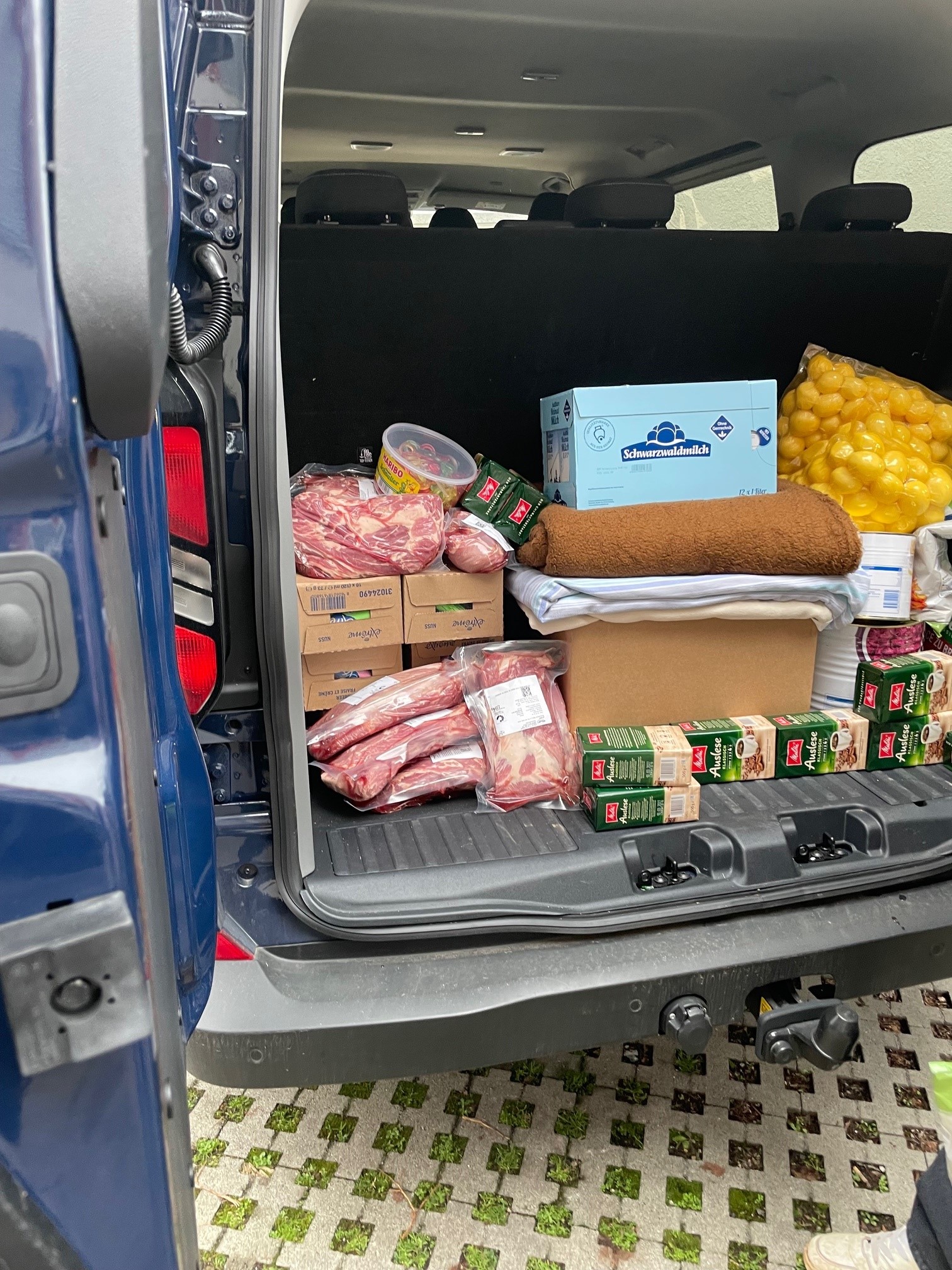 Kofferaum voll mit Essen und Lebensmittel für Herz-Jesu-Stift