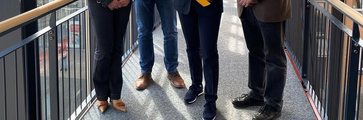 K. Schwarz (Leitung Berufliche Bildung) und Grün (MdL Barbara Saebel) in der Agentur