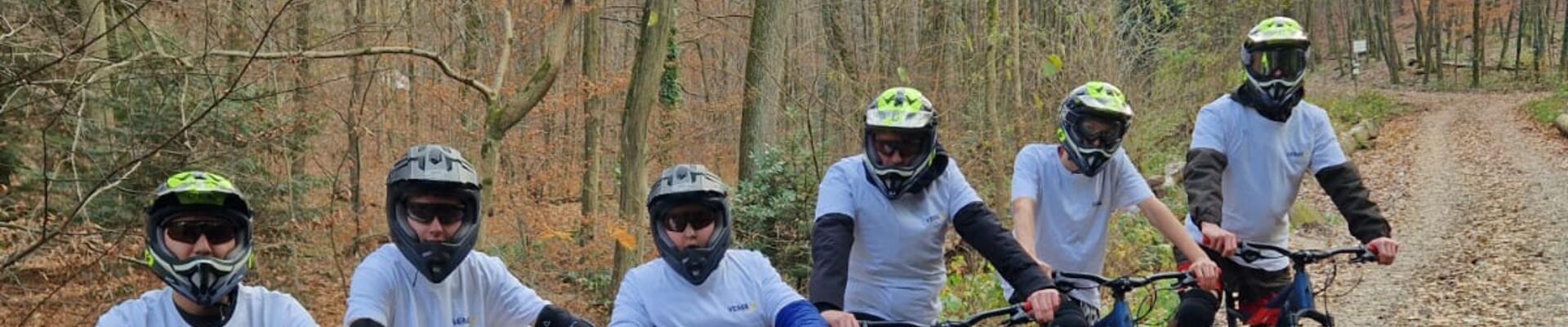Jugendliche auf dem Mountainbike mit Schutzausrüstung