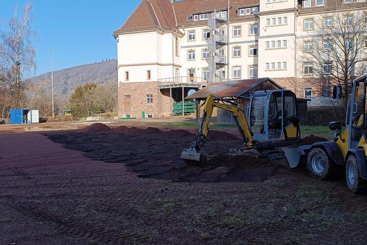 Bagger beginnt zu baggern 