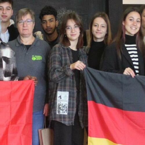 Beteiligte beim Begegnungsprojekt mit der türkischen und der deutschen Flagge